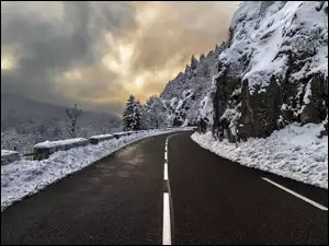 Droga w zimowych górach