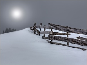 Księżycowa noc na zimowym ogrodzonym polu
