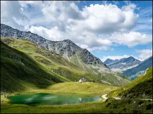 Górskie jezioro z drogą i domem w Tyrolu
