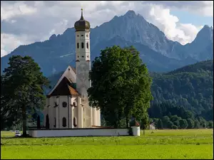 Kościół z drzewami w Alpach