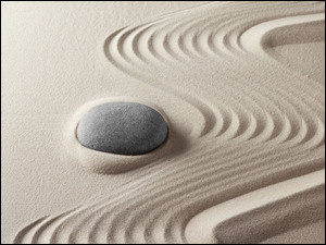 Ślady na piasku z kamieniem