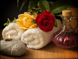 Róże z świecą ręcznikami i olejkiem
