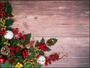 Bombki i szyszki w dekoracji świątecznej