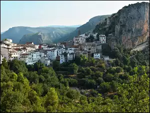 Panorama górskiego miasta w Hiszpanii
