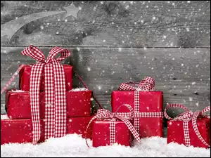 Świąteczne prezenty w śniegu