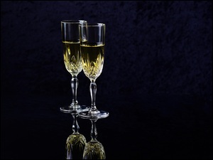 Dwa kieliszki z szampanem