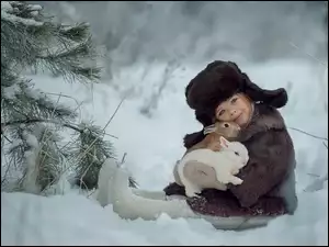 Dziewczynka z królikiem w śniegu