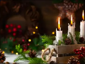 Świeczki z dekoracją świąteczną
