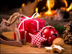 Kompozycja świąteczna z prezentami i ozdobami