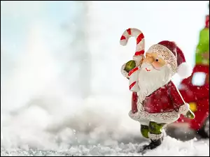 Mikołaj z samochodem w śniegu