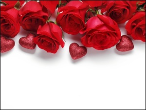 Kilka czerwonych róż z serduszkami