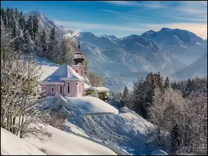 Zimowe leśne góry z kościołem