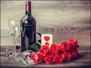 Wino z kieliszkami bukietem róż i kartką
