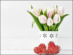 Dwa serca z bukietem tulipanów
