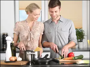 Para gotująca w kuchni