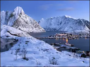 Wyspa Moskenesøya zimą na morzu Norweskim