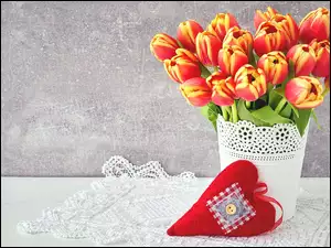 Czerwone serce z doniczką kolorowych tulipanów