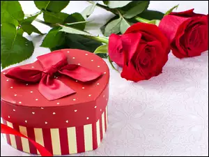 Czerwone róże z pudełkiem serca i wstążką