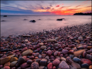 Kolorowe kamienie na brzegu morza