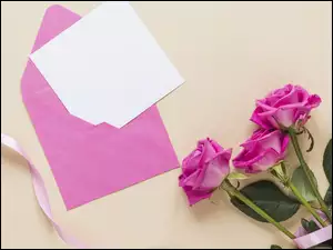 Trzy różowe róże z kopertą i kartką
