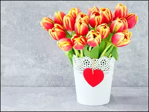 Serce na sznurku w doniczce z tulipanami