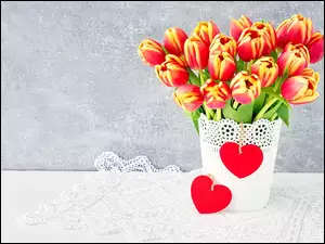 Tulipany w białej doniczce