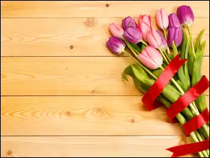 Bukiet tulipanów owinięty wstążką