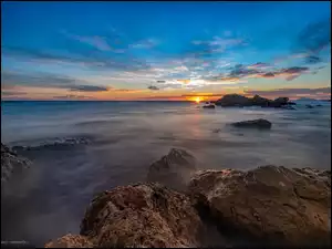 Słońce zachodzi nad morzem w Hiszpanii