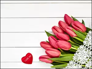 Bukiet czerwonych tulipanów z sercem