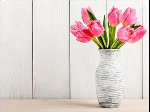 Bukiet różowych tulipanów w flakonie