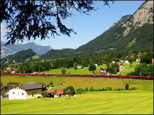 Dolina górska z pociągiem