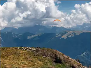 Paralotniarz nad górami