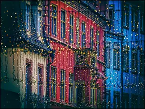 Świąteczne oświetlenie ulicy we Freiburgu w Niemczech