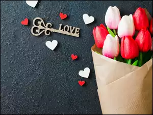 Klucz Love z bukietem kolorowych tulipanów