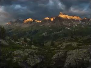 Zachmurzone niebo nad Alpami