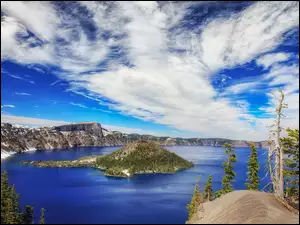 Wyspa Czarodzieja na jeziorze w parku Narodowym Jeziora Kraterowego w Stanach Zjednoczonych