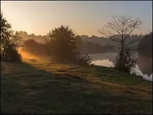 Blask porannego słońca nad rzeką