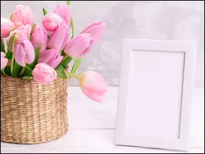 Wiklinowy koszyk z tulipanami