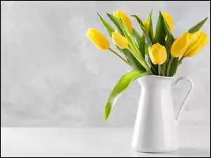 Żółte tulipany w dzbanku