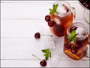 Słoiczki z napojem wiśniowym