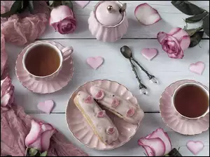 Herbata w różowej zastawie z ciastkami