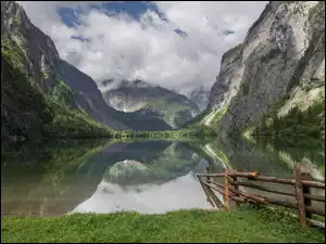 Jezioro Obersee w Parku Narodowym Berchtesgaden w niemieckiej Bawarii