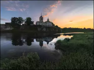Cerkiew nad rzeką w Rosji
