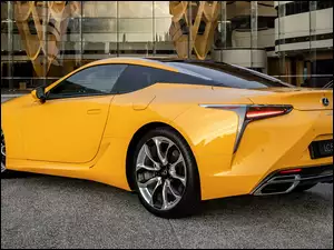 Żółty Lexus LC