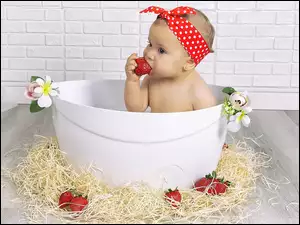 Dziewczynka z truskawką w wannie