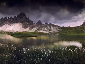 Kwiaty, Dolomity, Jezioro, Chmury, Góry, Szczyt Monte Paterno, Paternkofel, Włochy, Ciemne