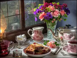 Herbatka w porcelanie z ciastem przy oknie