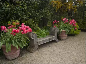 Kamiennej ławce w ogrodzie Arundel Castle