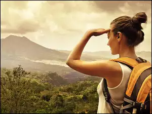 Kobieta z plecakiem spoglądająca na góry