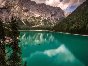 Jezioro Pragser Wildsee Lago di Braies we włoskich Dolomitach